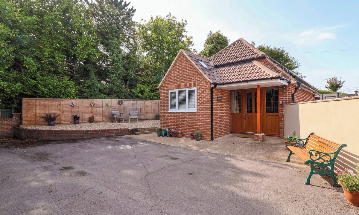 Bishopstone Cottage | PODDINGTON COTTAGE, pet friendly, with a garden in Salisbury