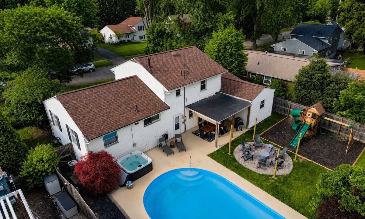 Upper Arlington House | Pool-HotTub-GameRoom-FirePit-Gym-Sauna-Playground