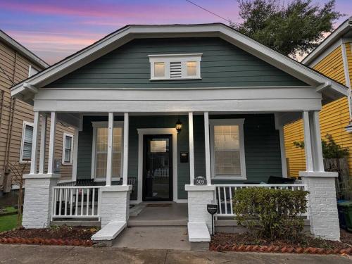 Wilmington House | Port City Bungalow - Experience Art, Historic Home, Walk DwTn Wilmington