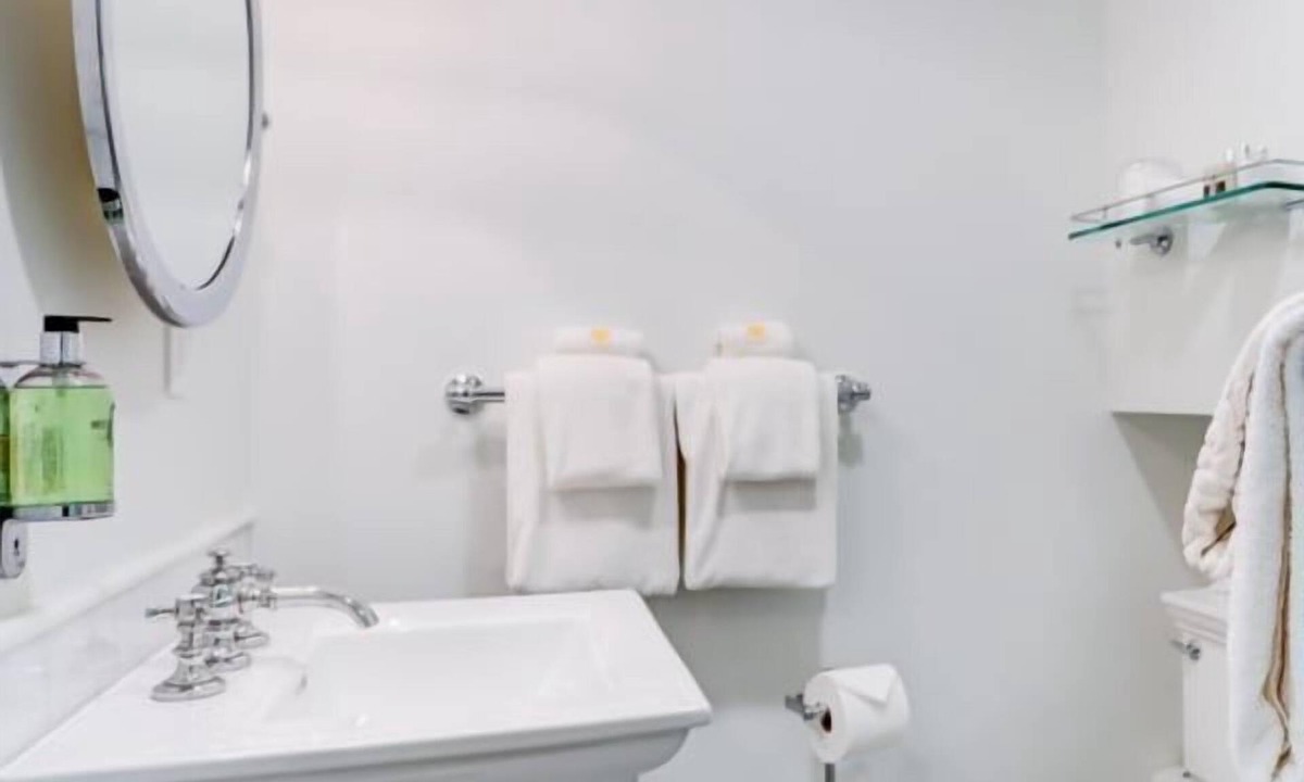 Irvington Bed & Breakfast | Portland's White House Bed & Breakfast - The James & Dolly Room