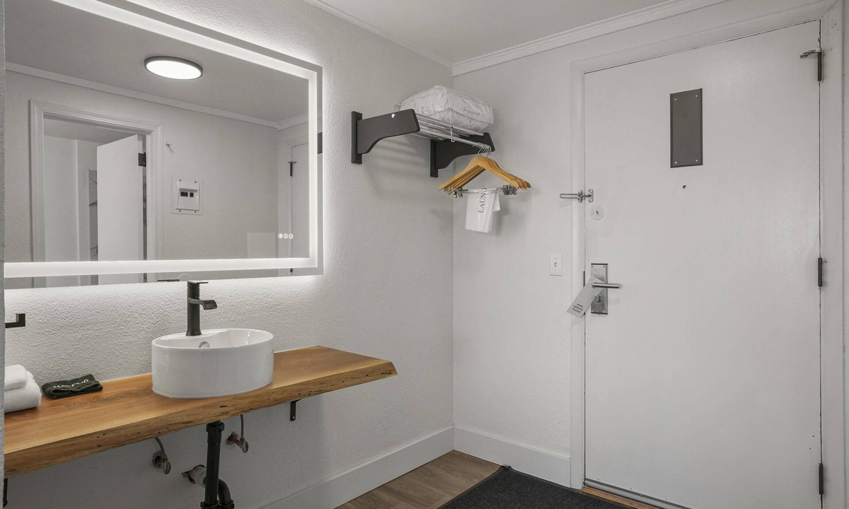 Polson Hotel | Premium 2 Queen Beds, Lake View