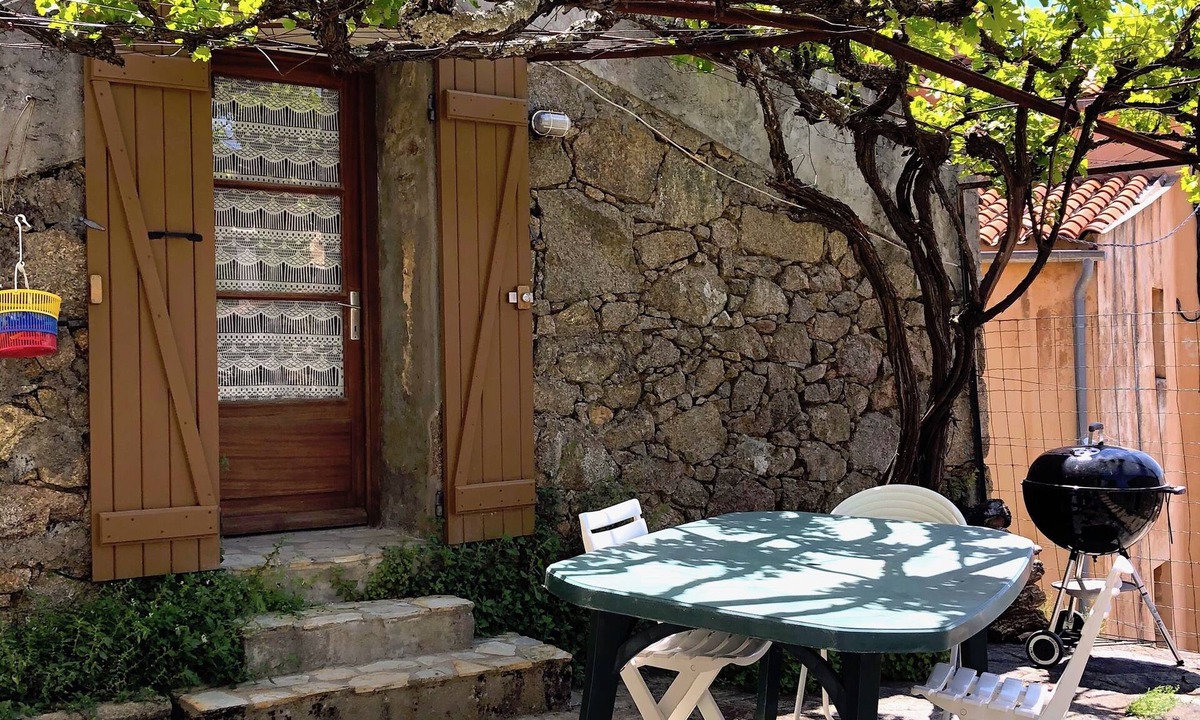Evisa House | pretty stone house in the heart of the village