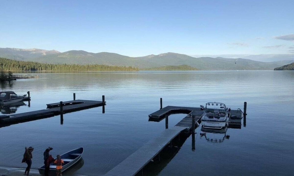 Priest River House | Priest Lake BEACHFRONT with 2-slip dock