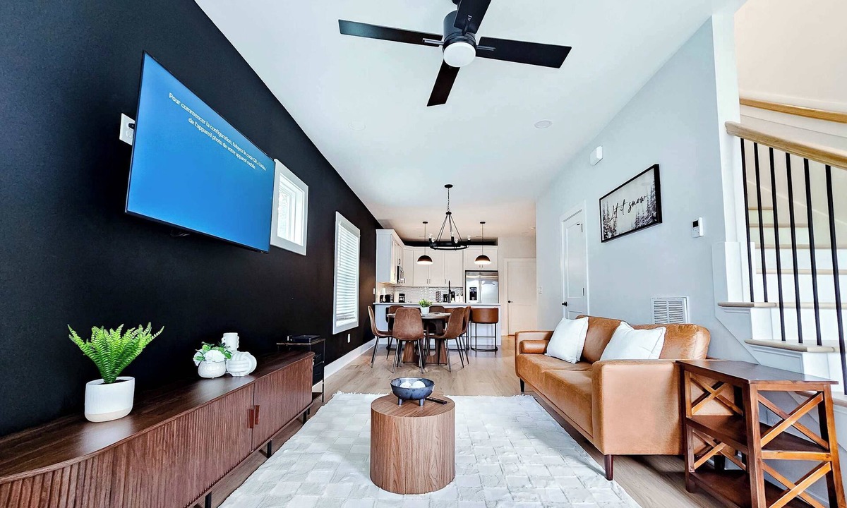 Hayes House | Private Balcony | 9 Min to Duke | 8 to Downtown