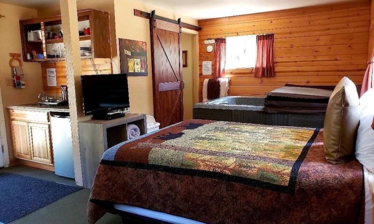 Payson Cabin | Private Cabin in the Pines– Indoor Jacuzzi, Fireplace, Kitchenette, Porch Swing.