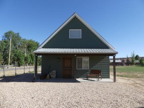 Cannonville House | Private, Charming Cabin - Sleeps 5 - The Evergreen - Bryce Canyon National Park