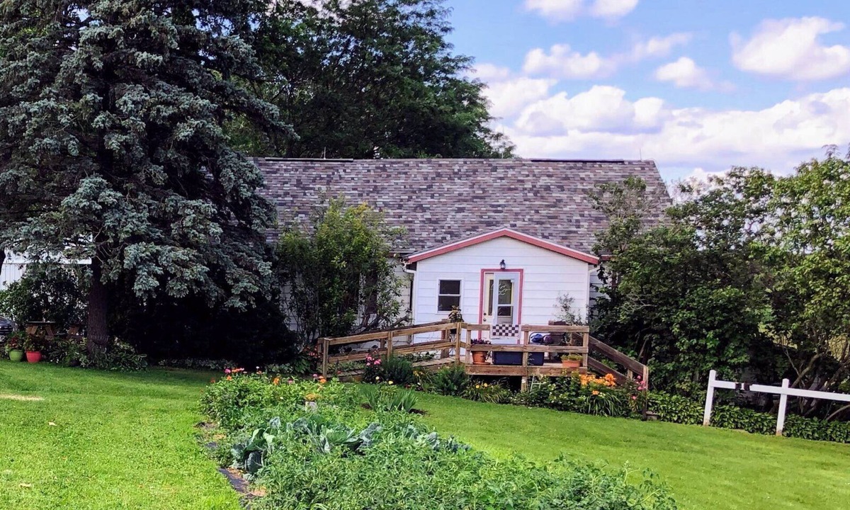 Viroqua House | Private, Cozy, Driftless 2BR Farmhouse on 80 acres, 2 miles from Viroqua, WI