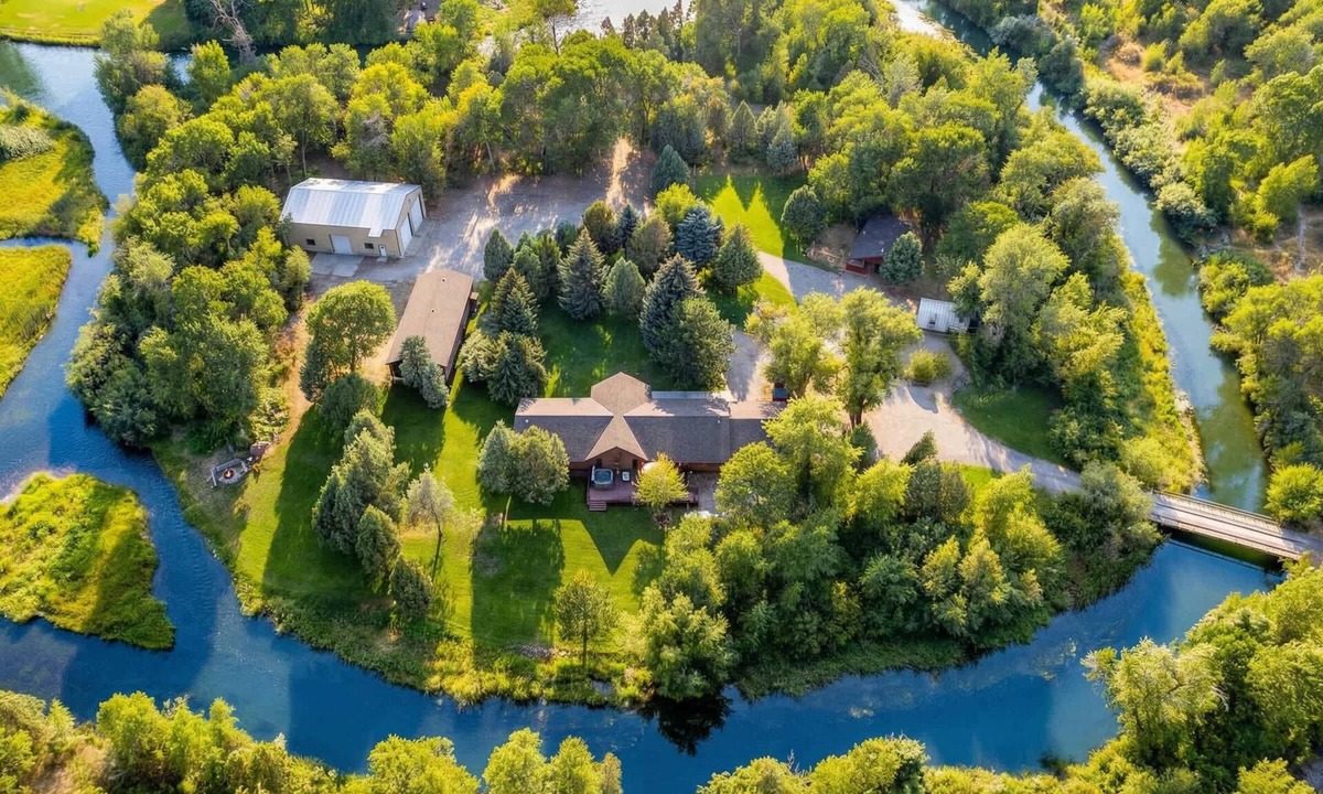 Rigby Cabin | Private Island, FirePit, HotTub, Arcade, AC, Dogs!