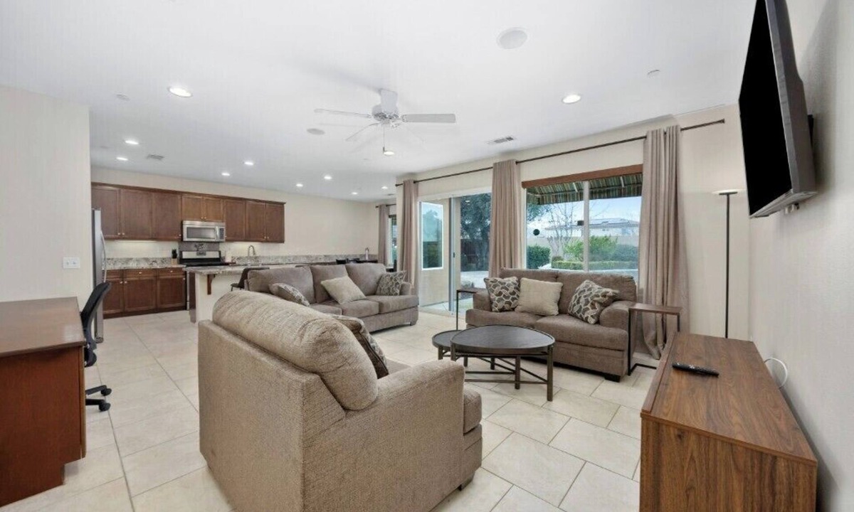 Greenacres House | Private Retreat Near River Walk, Marketplace, CSUB