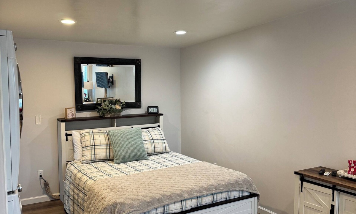 Salinas Apartment | Private Salinas Casita Queen Bed, Walk to Downtown Salinas & 15 Mins to Monterey