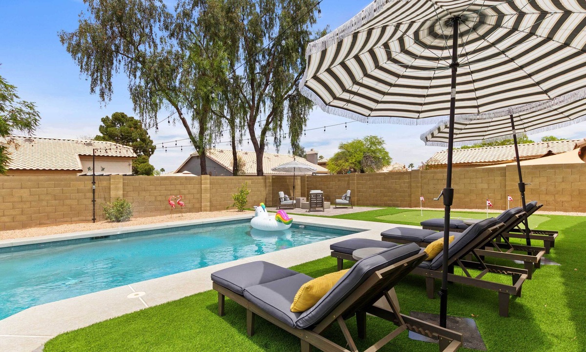 Chandler House | Putting Green! Desert Group Getaway in Chandler