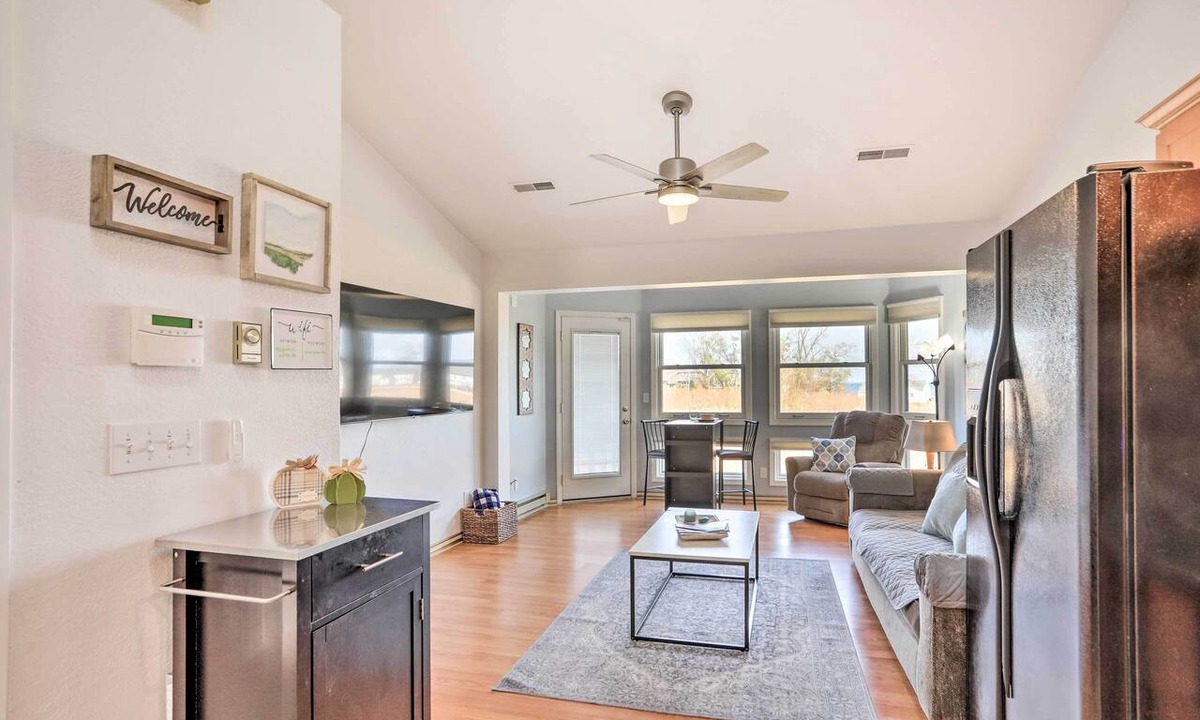 Oak Harbor Condo | Quaint Couple's Escape: Pool, Near Lake Erie!