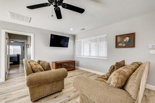 Hughson House | Quaint Hughson Vacation Rental, Walk to Downtown!