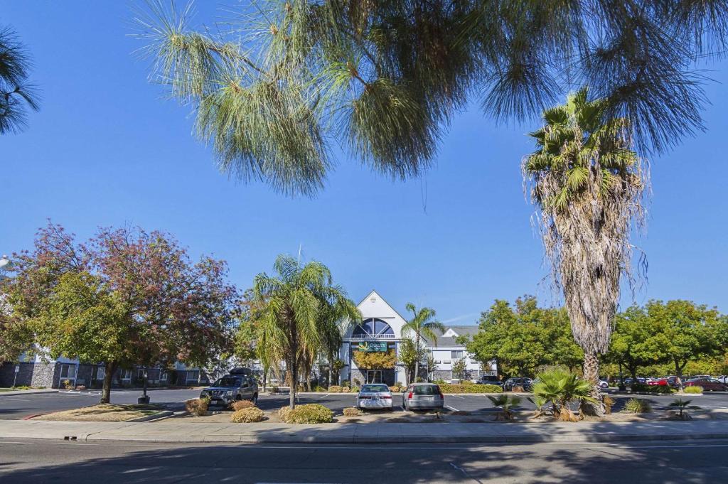 Raisin Hotel | Quality Inn Fresno Yosemite Airport