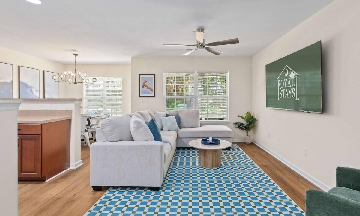 Charleston House | Queen Kelsey-Mins From Credit One-Pet Friendly