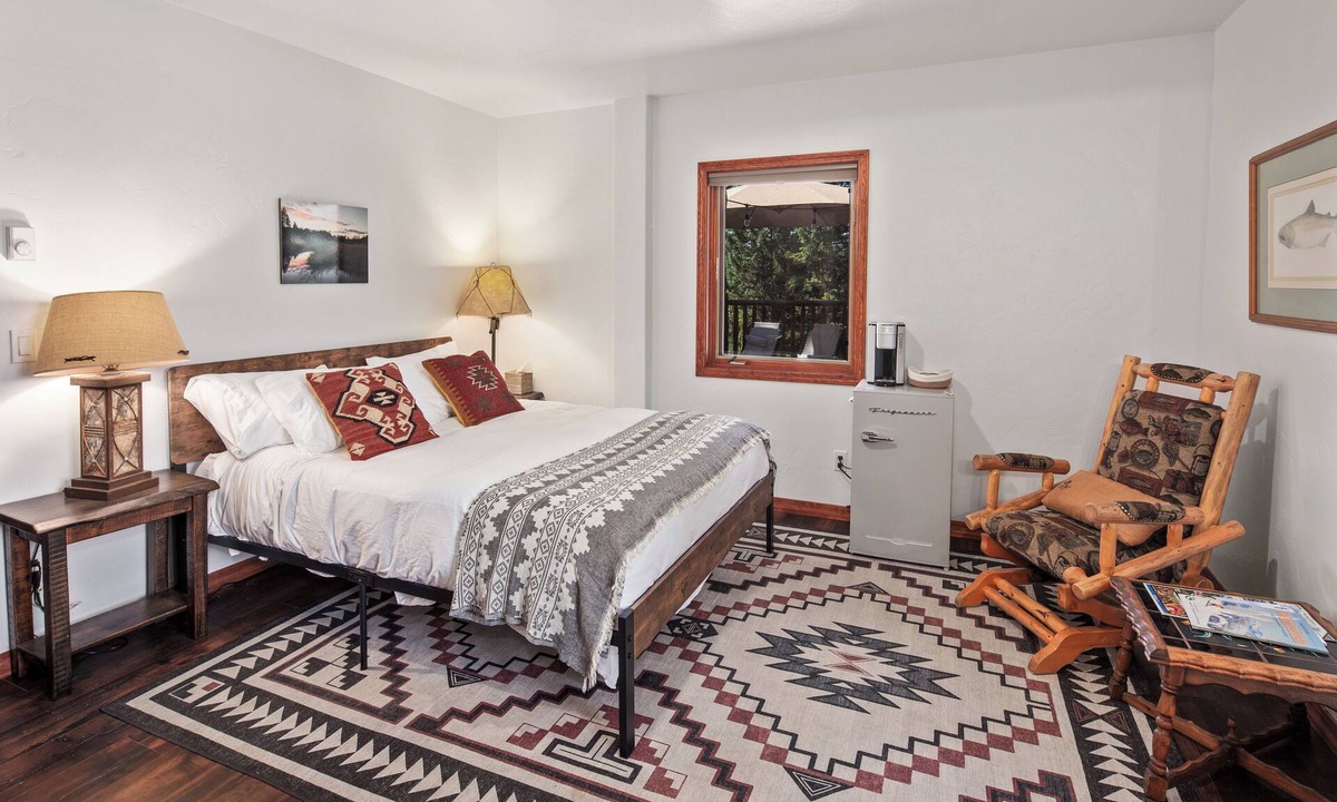 Olney Hotel | Queen Suite - Owl Room