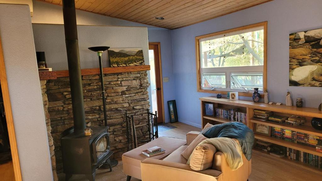 Oakhurst House | Quiet Artist Suite