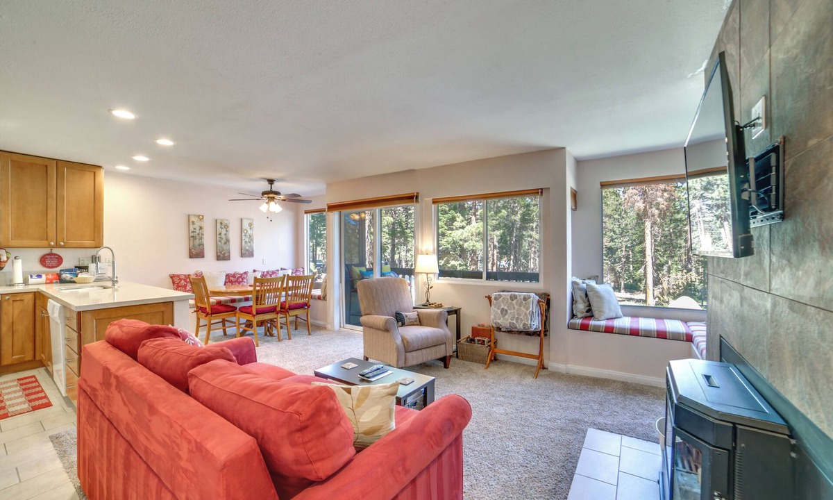 Majestic Pines Condo | Quiet Condo w/Great Views, 1/2 Mi to Eagle Lodge!