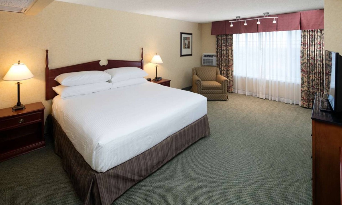 Downtown Hotel | Quiet Two Room Suite w/Eco-Friendly Amenities Close to Old Town Eureka