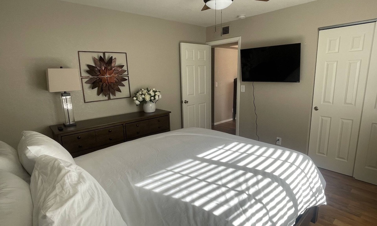 Desert Hills House | Ranch house with horse stalls