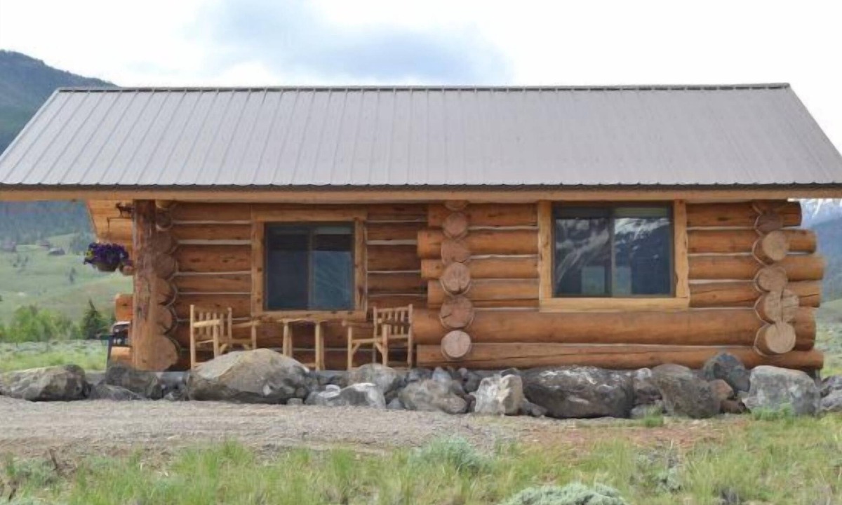 Wapiti Cabin | Rangers Cabin- Couples Retreat, on the way to Yellowstone!