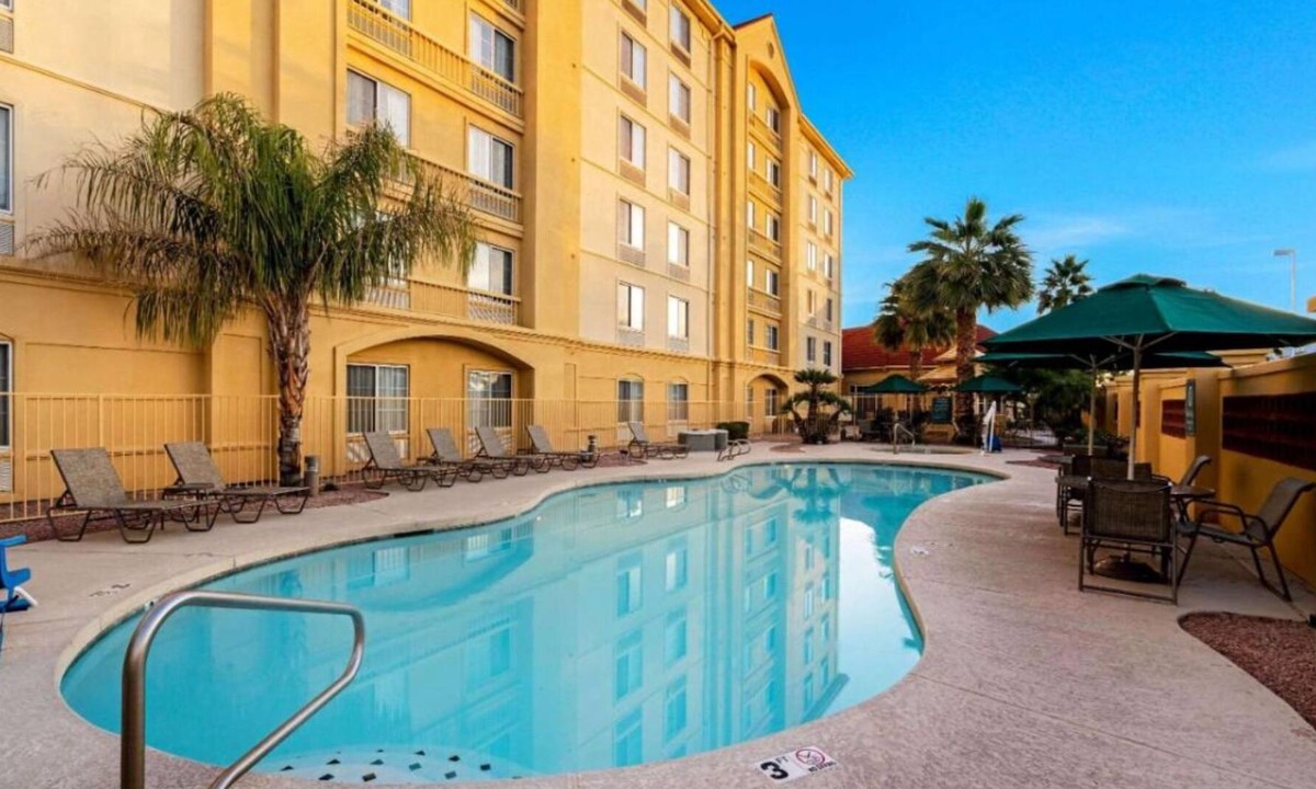 Superstition Springs House | Rare Find! 3 Pet-Friendly Units, Free Breakfast, Free Parking, Pool