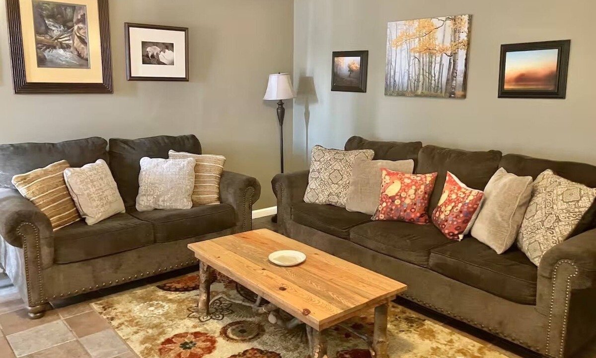 Westcliffe Hotel | Ravens' Aspen Breeze 3rm Suite, King, living w/kitchenette, w/Fire Pit & Grill