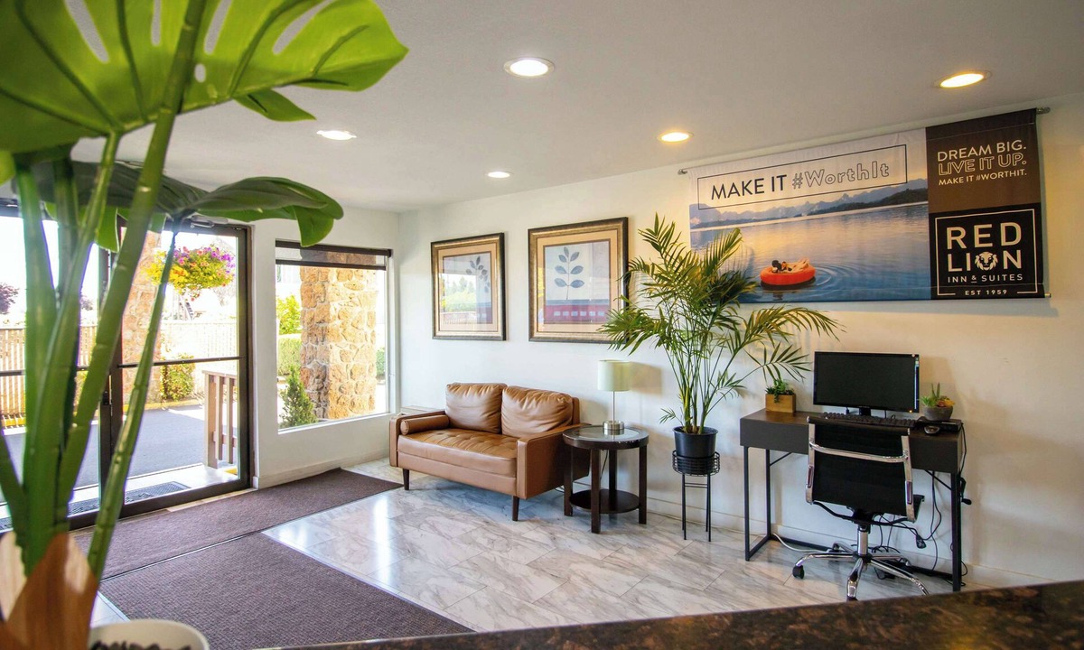Salmon Creek Hotel | Red Lion Inn & Suites Vancouver