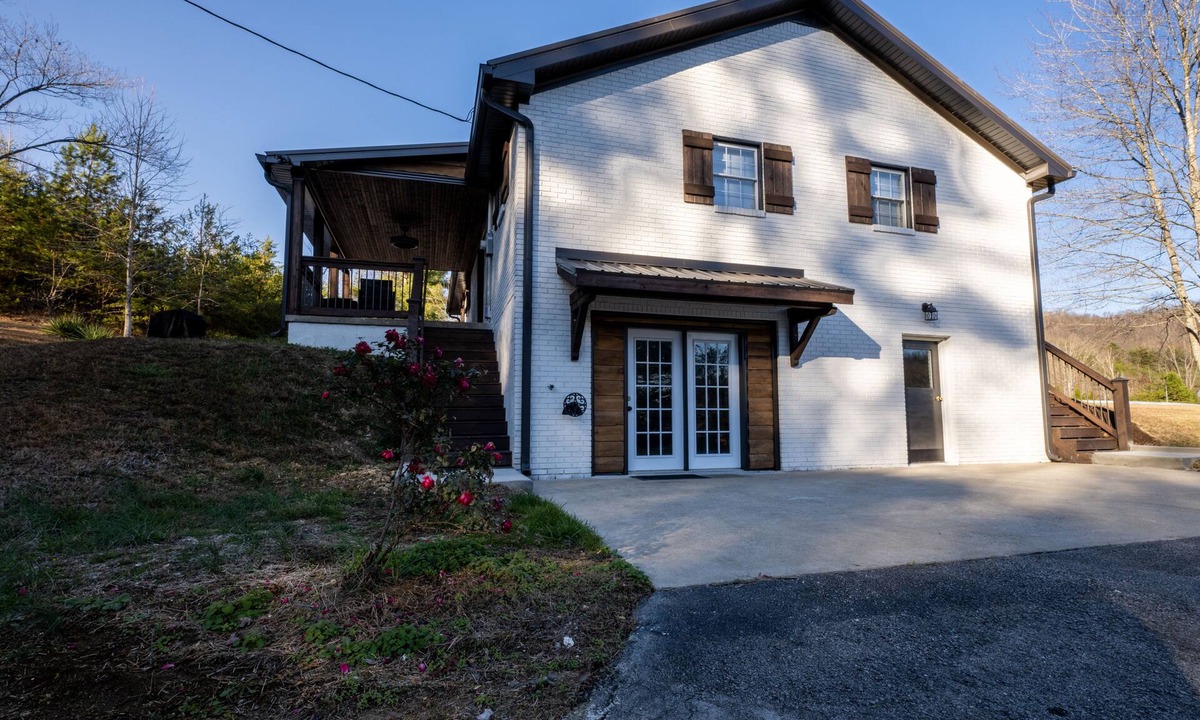 Clay City House | Red River Gorge! 5 bed/3bath on 8 private acres! Hot tub, Arcade room, Garage