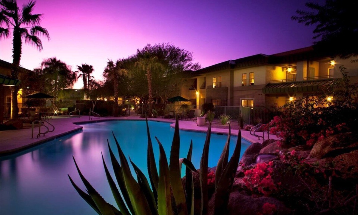 South Scottsdale Resort | Red rocks, mountain preserves and golf courses!