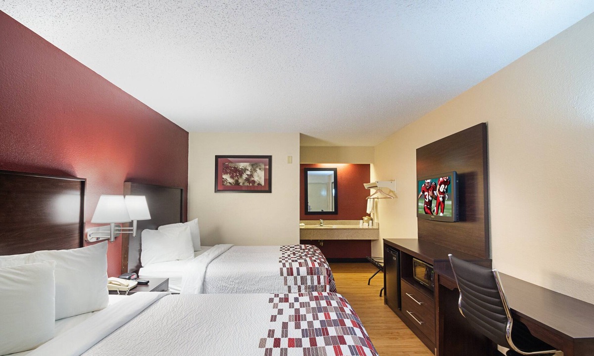 Latonia Hotel | Red Roof Inn Cincinnati East - Beechmont