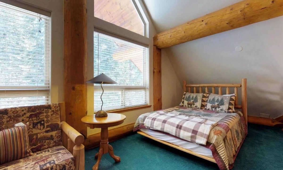 Lakeshore Cabin | Regatta Chalet – Premium Lakeshore Retreat