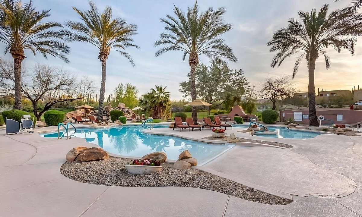 Cave Creek Hotel | Relax and Recharge! Full KItchen, Swimming Pool, Free Parking!