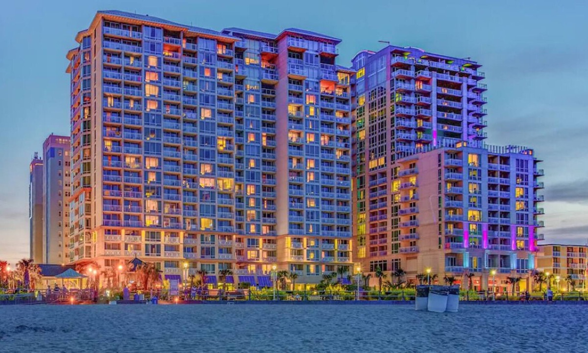 Northeast Virginia Beach Hotel | Relax by the Ocean | 4 Suites with Full Kitchen, Outdoor Pool & Great Views