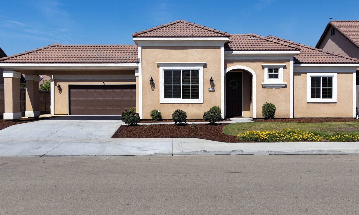 Tulare House | Relax & unwind+fire pit+pergola dining+cozy living