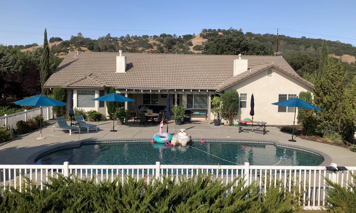 Atascadero House | Relaxing and Inviting Home, 2 Prime Suites, seasonally heated pool on 2.5 acre.