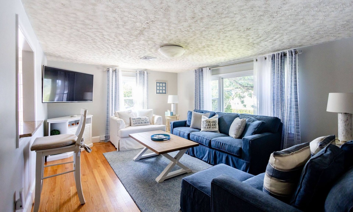 Newport East House | Relaxing Charmer Near Newport ; super cozy, clean & great for groups!