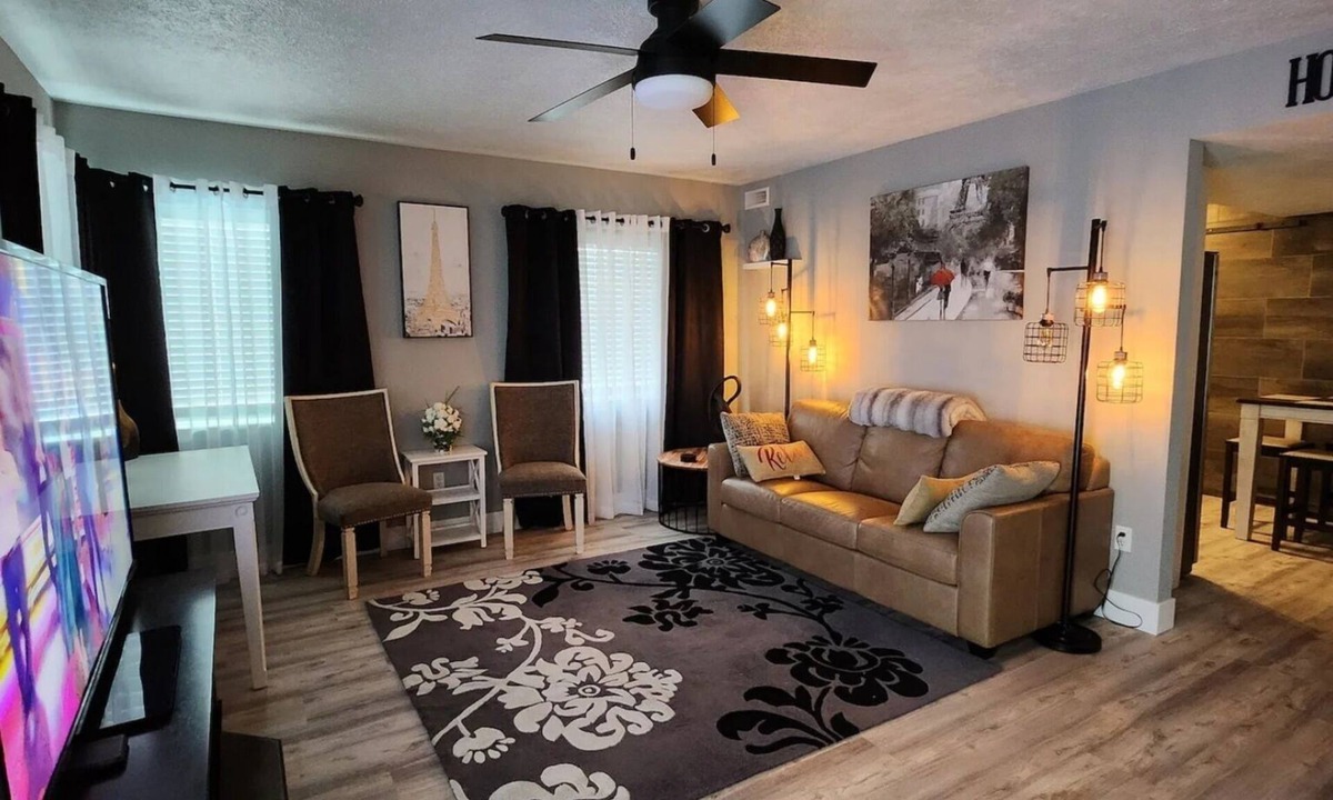 Nevada - Lidgerwood House | Relaxing Cozy White House Near Northtown Mall