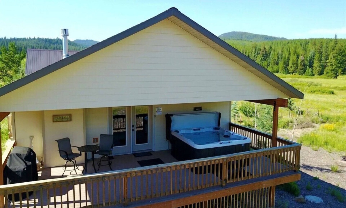 Lazy Acres House | Relaxing Hot Tub, Scenic Views, Minutes to Yellowstone - Lone Pine Lodge