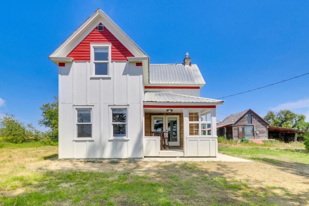 Kalispell House | Remodeled Kalispell Farmhouse w/Mountain Views