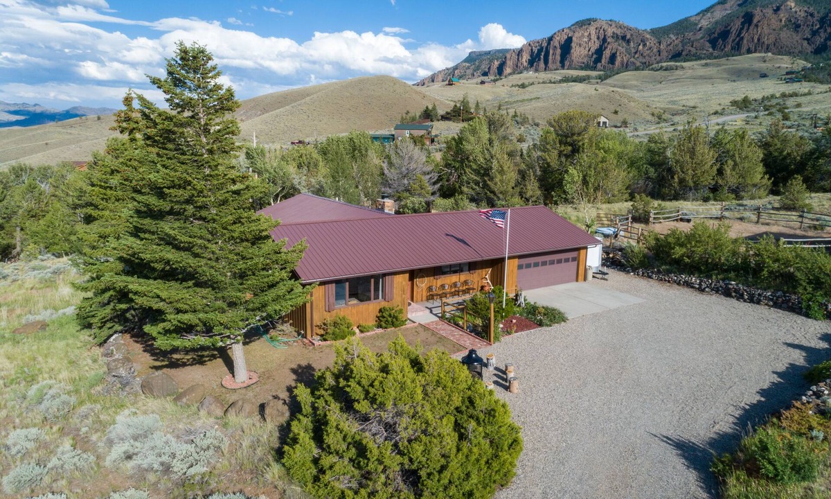 Wapiti House | Rendezvous Lodge - A secluded, western getaway in the beautiful Wapiti Valley.