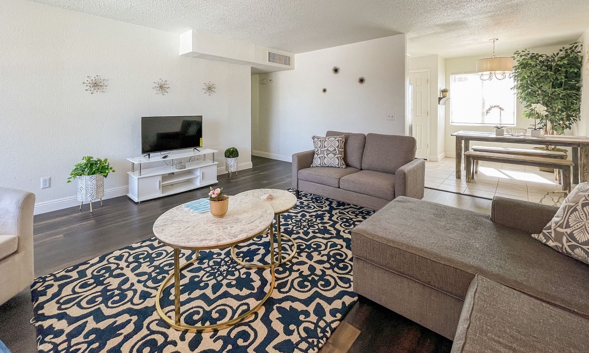 Arts District Apartment | Renovated! Modern! 2BR 2BA King Bed Walk to DT