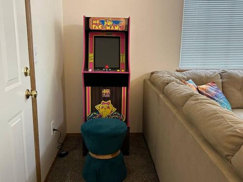 Hillcrest House | Retro Oasis Ms. Pac-Man 2BR Parking Boise