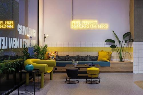 Omonia Hostel | Retroverse Eccentric Stay