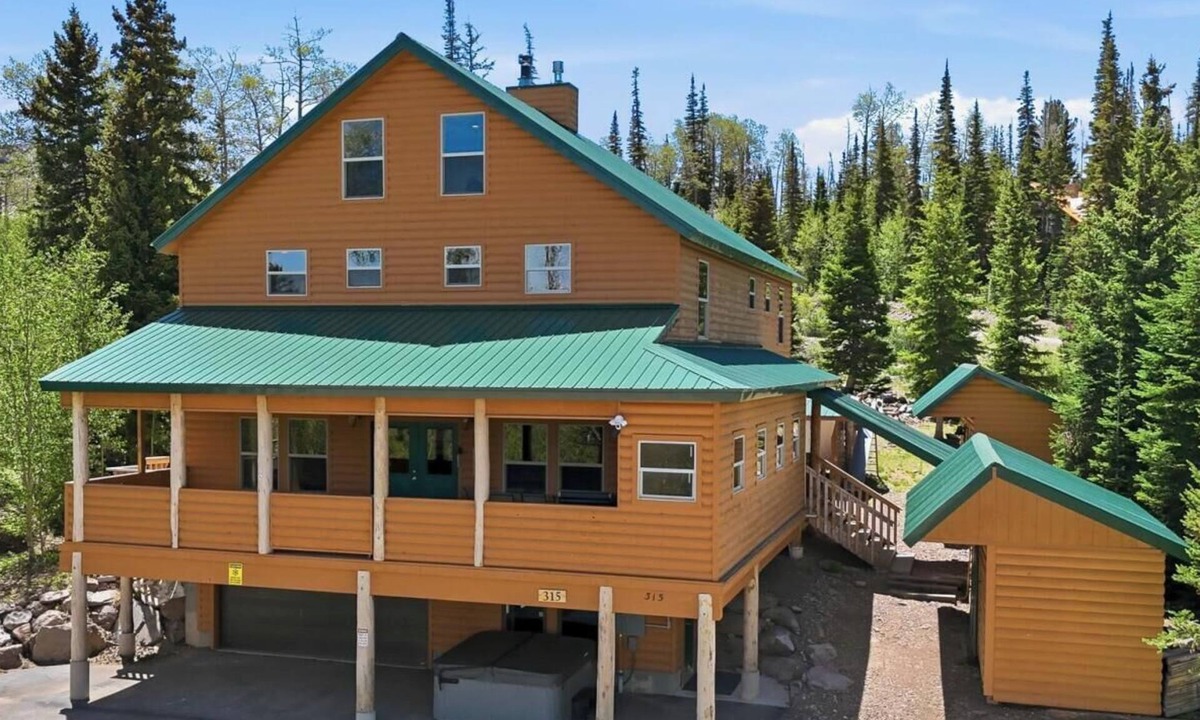 Brian Head Cabin | Ridgeview Retreat - Huge Cabin w/Private Hot Tub