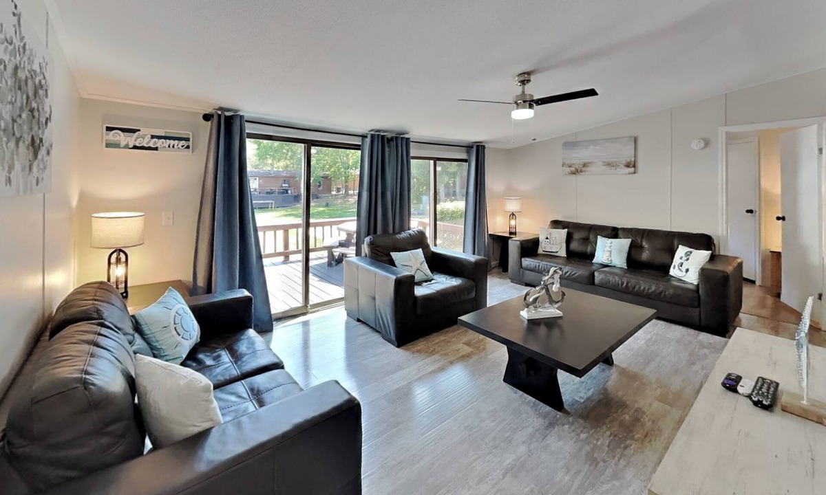Put-in-Bay House | Right by Pool—Pure Vacation Mode | 8 ppl | IC21