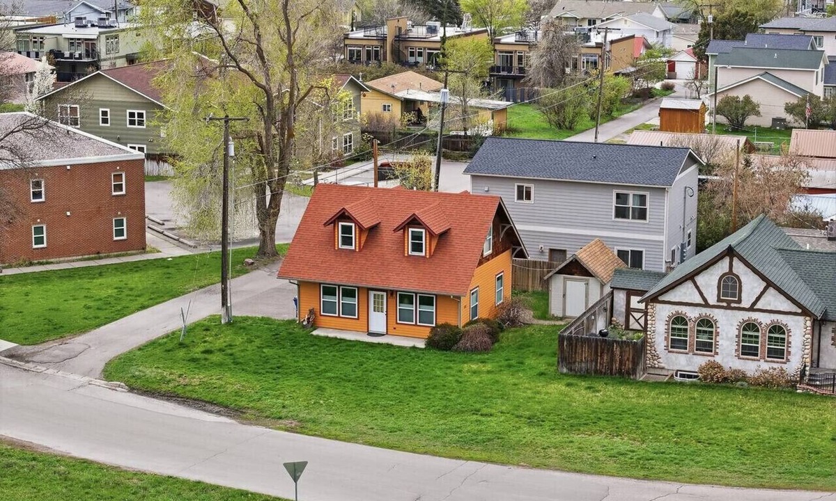 Riverfront House | River Road Cottage · 2BR Near Trails & Downtown