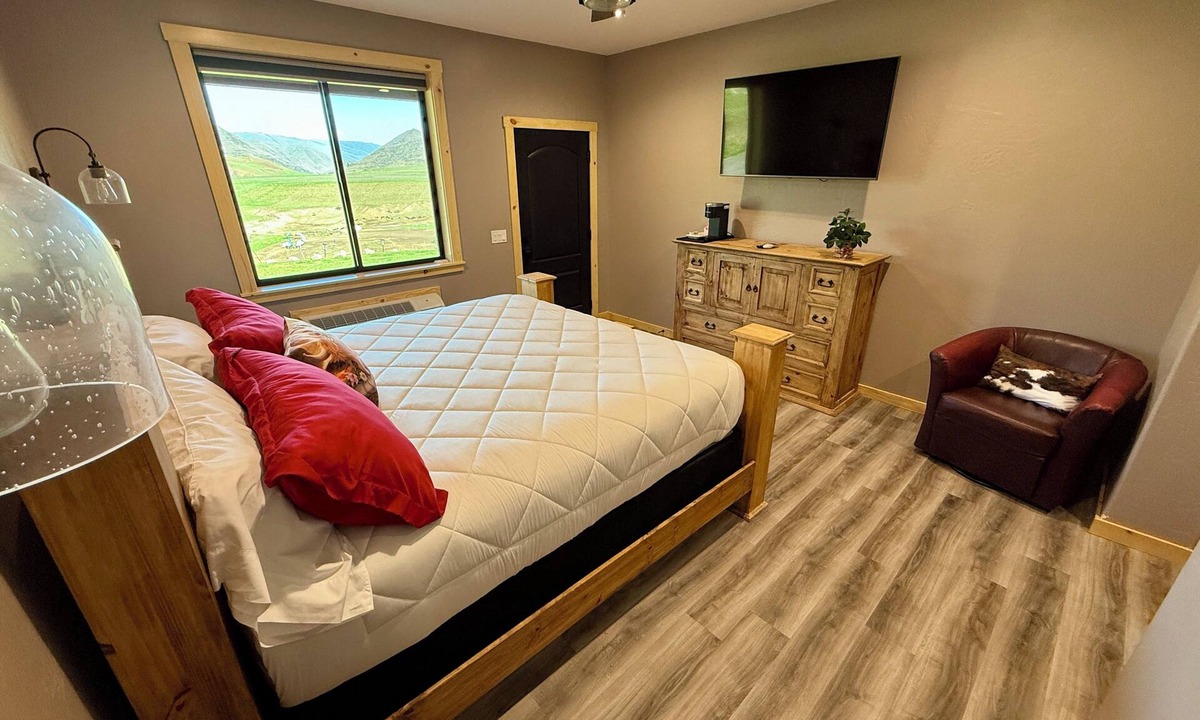 White Bird Bed & Breakfast | Riverfront Lodge in White Bird, ID – 1BR w/Panoramic Views & Breakfast Unit 4