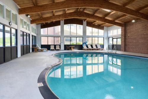 Somerset Hotel | Riverview Inn & Suites