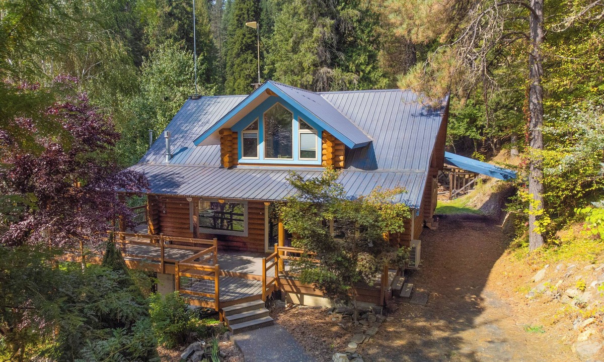 Kooskia Cabin | RiverView Lodge Saltwater Hot Tub and Starlink